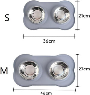 Size comparison diagram for a two-bowl pet feeder, showing small (S) and medium (M) dimensions in centimeters with measurement arrows and labels at Pet Servo
