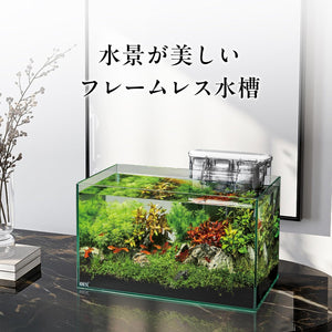 Modern aquarium with fish and plants on a dark surface, text overlay in Japanese at Pet Servo