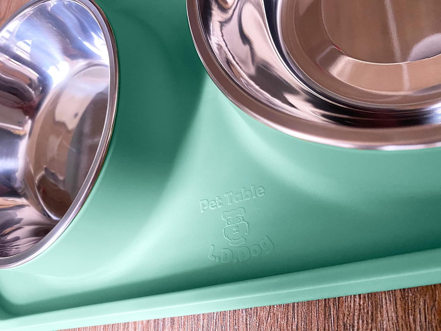 Pet bowl set with two stainless steel bowls on a green silicone mat, branded 'Pet Table' at Pet Servo